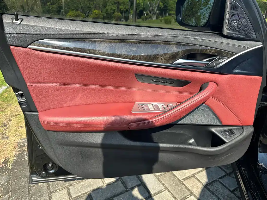 BMW 5 Series — миниатюра 13