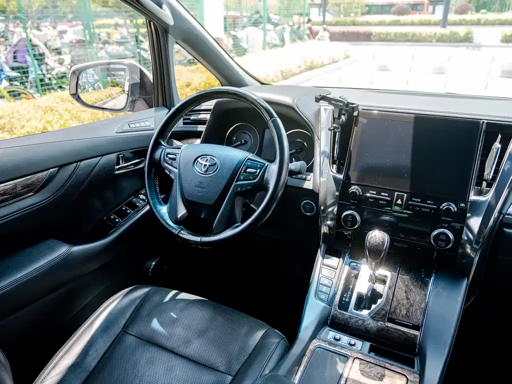 Toyota Vellfire — миниатюра 7