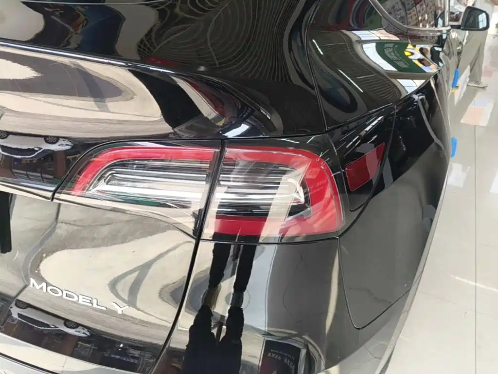 Tesla Model Y — миниатюра 8