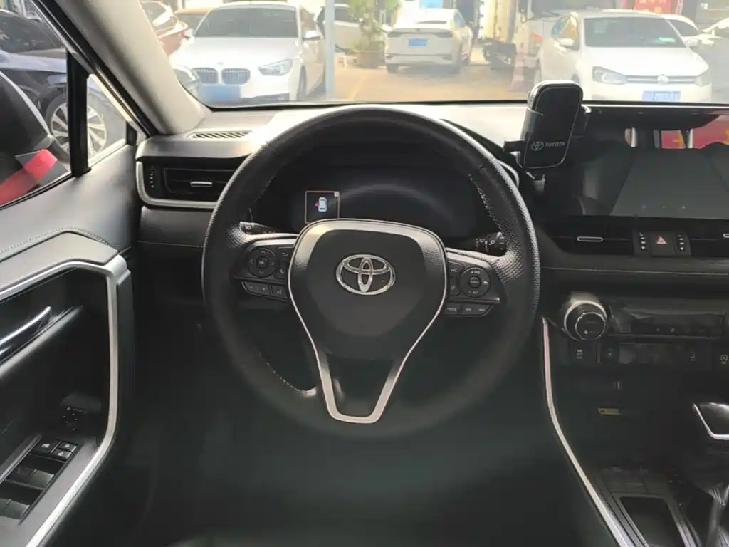 Toyota RAV4 — миниатюра 11