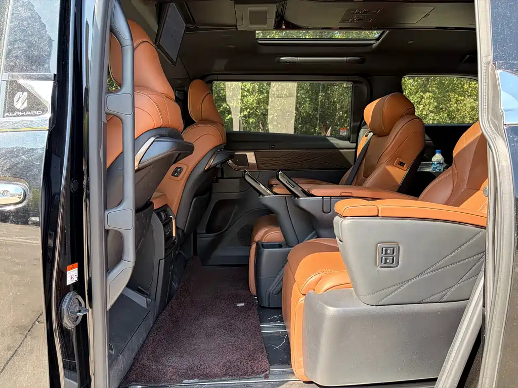 Toyota Alphard — миниатюра 7