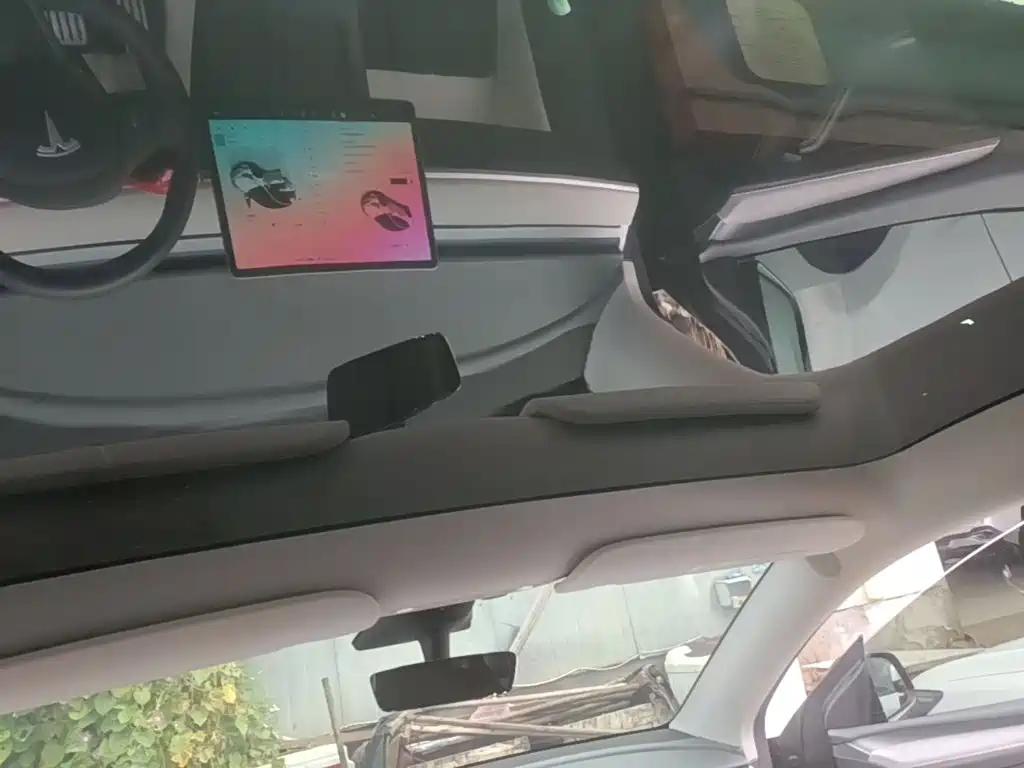 Tesla Model Y — миниатюра 18