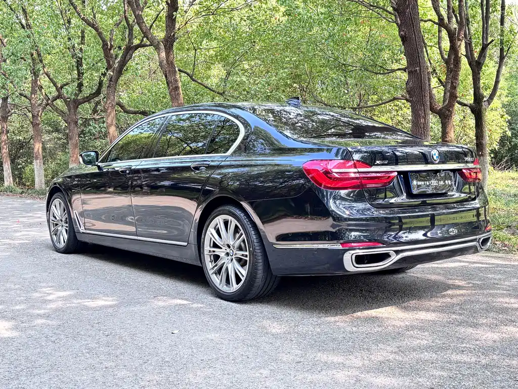 BMW 7 Series — миниатюра 9