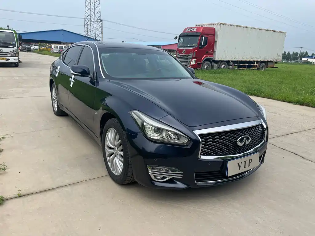 INFINITI  Q70