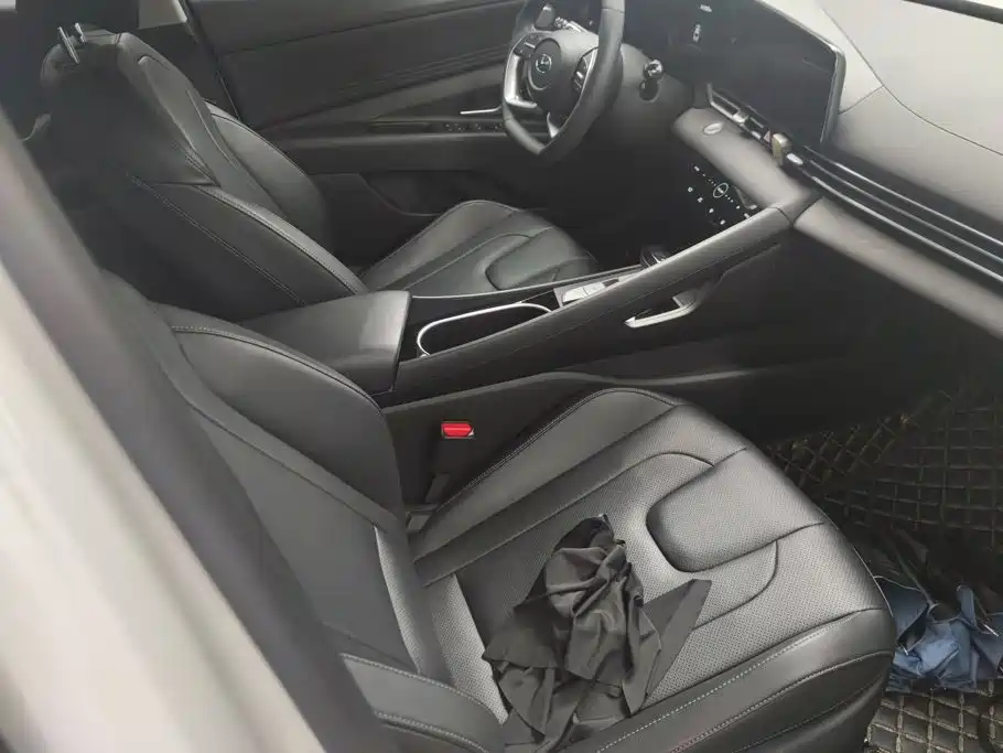 Hyundai Elantra — миниатюра 8