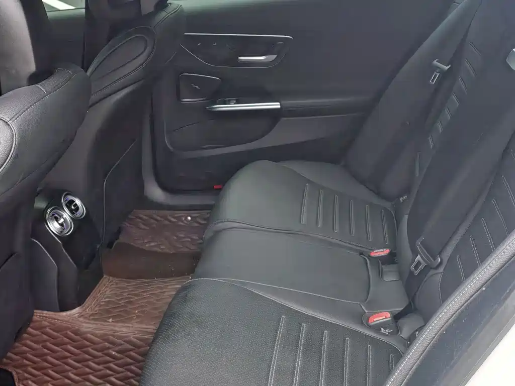 Mercedes-Benz C-Class — миниатюра 8