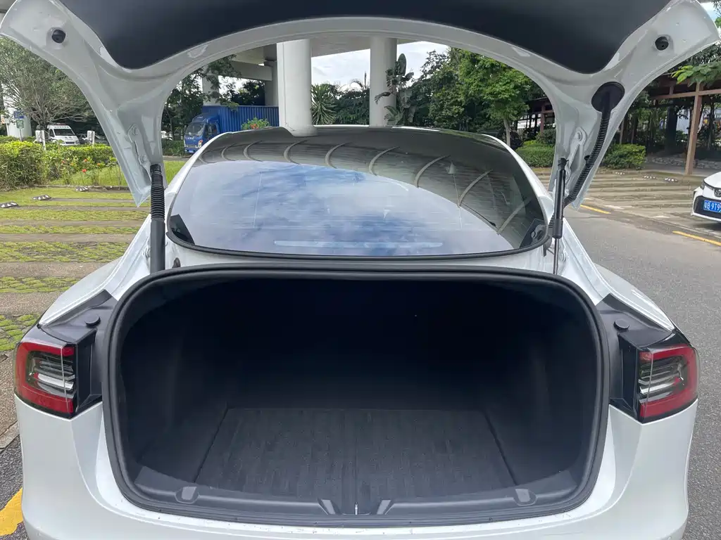 Tesla Model 3 — миниатюра 9