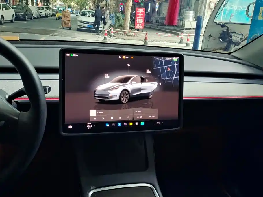 Tesla Model Y — миниатюра 13