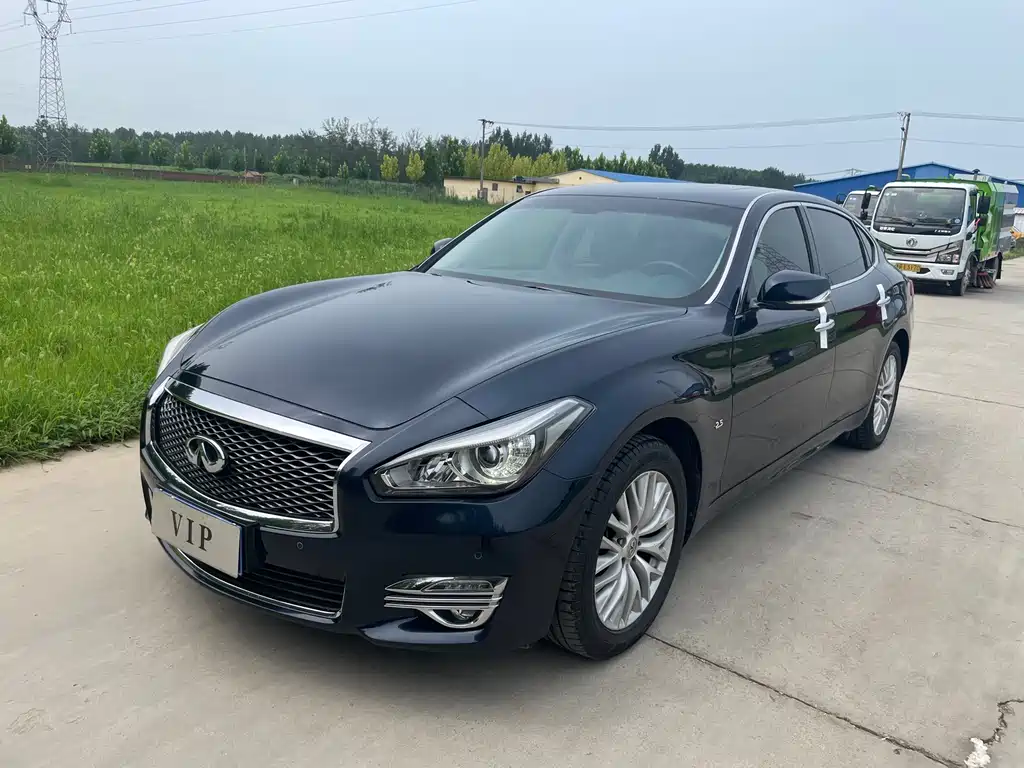 INFINITI  Q70