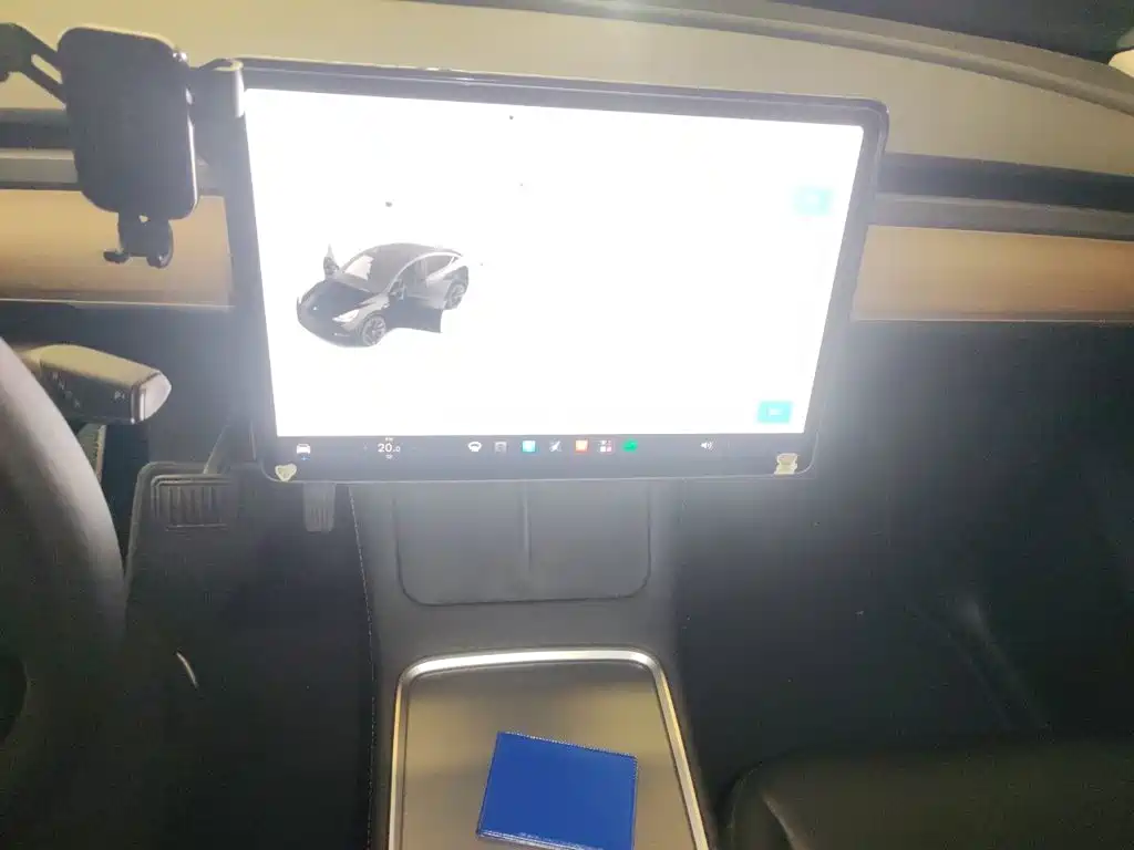 Tesla Model Y — миниатюра 15