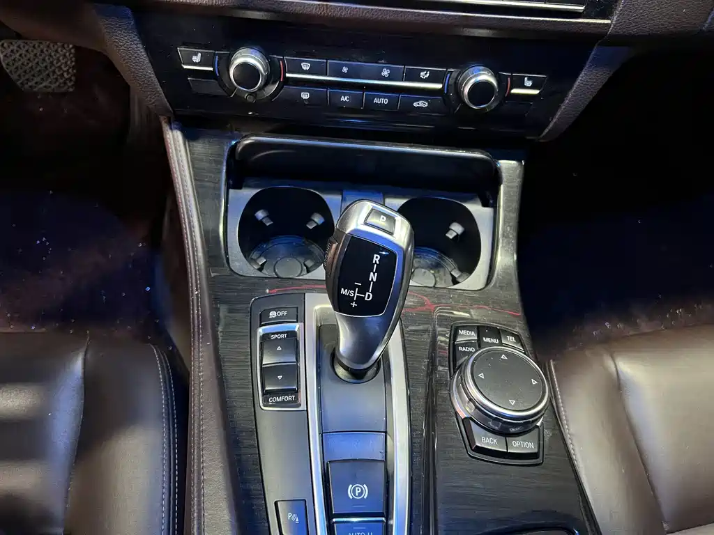 BMW 5 Series — миниатюра 8
