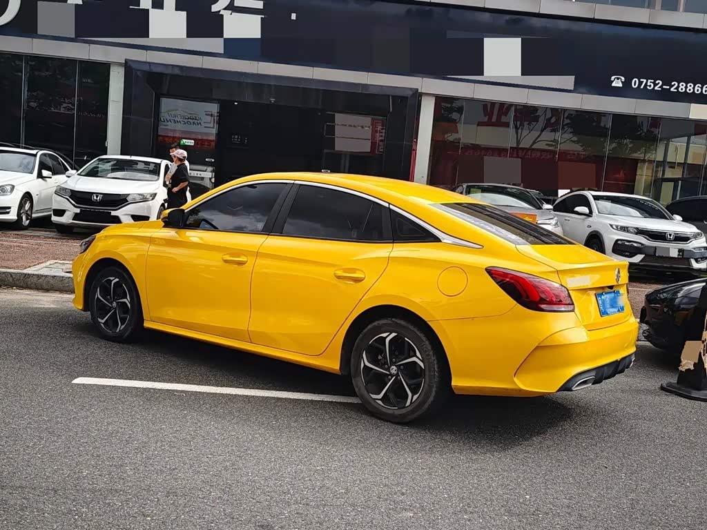 MG MG5 1.5 л 2023 г. желто-оранжевый, пробег 38000 км