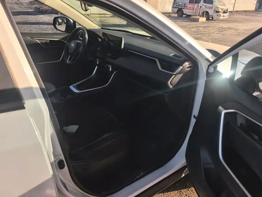 Toyota RAV4 — миниатюра 8