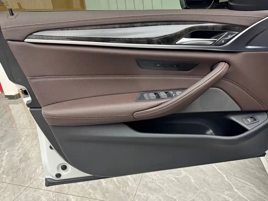 BMW 5 Series — миниатюра 16