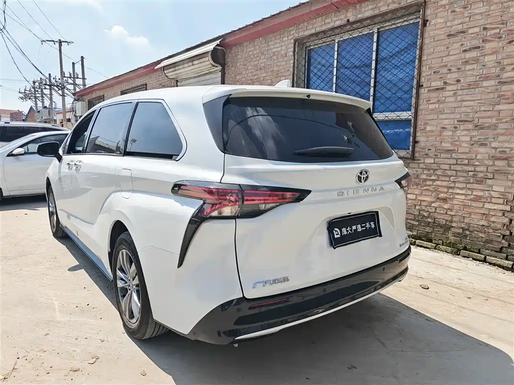 Toyota Sienna — миниатюра 4