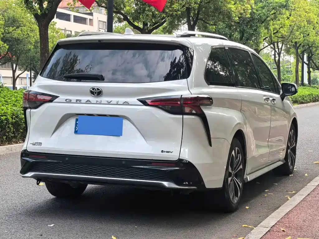 Toyota Granvia — миниатюра 4