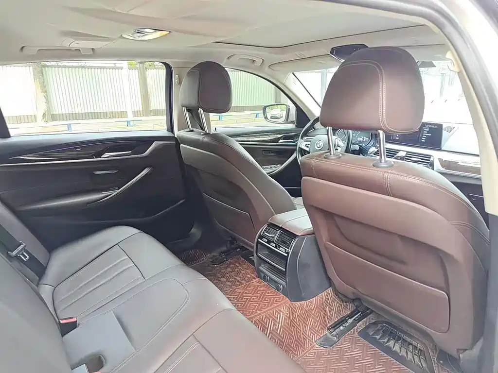 BMW 5 Series — миниатюра 6