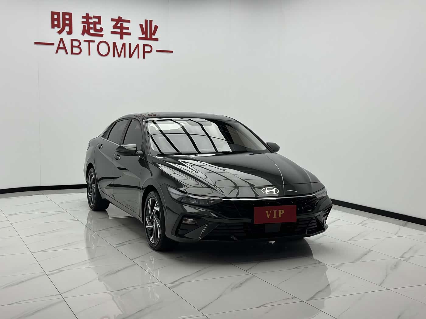 Hyundai Elantra 1.5 л 2024 г. Серебристо-серый, пробег 19000 км