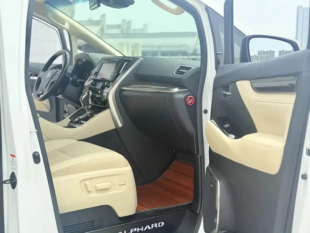 Toyota Alphard — миниатюра 7