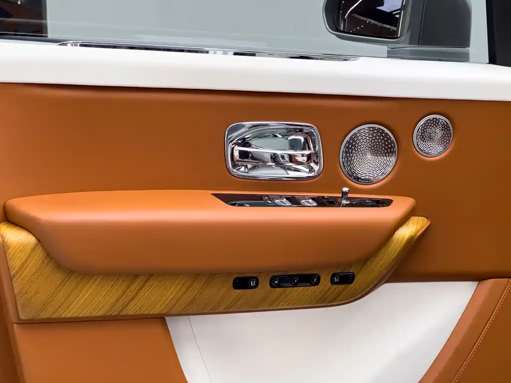 Rolls-Royce Cullinan — миниатюра 11