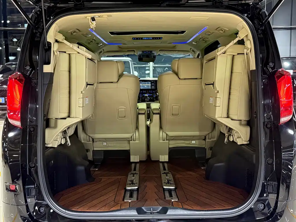 Toyota Alphard — миниатюра 17