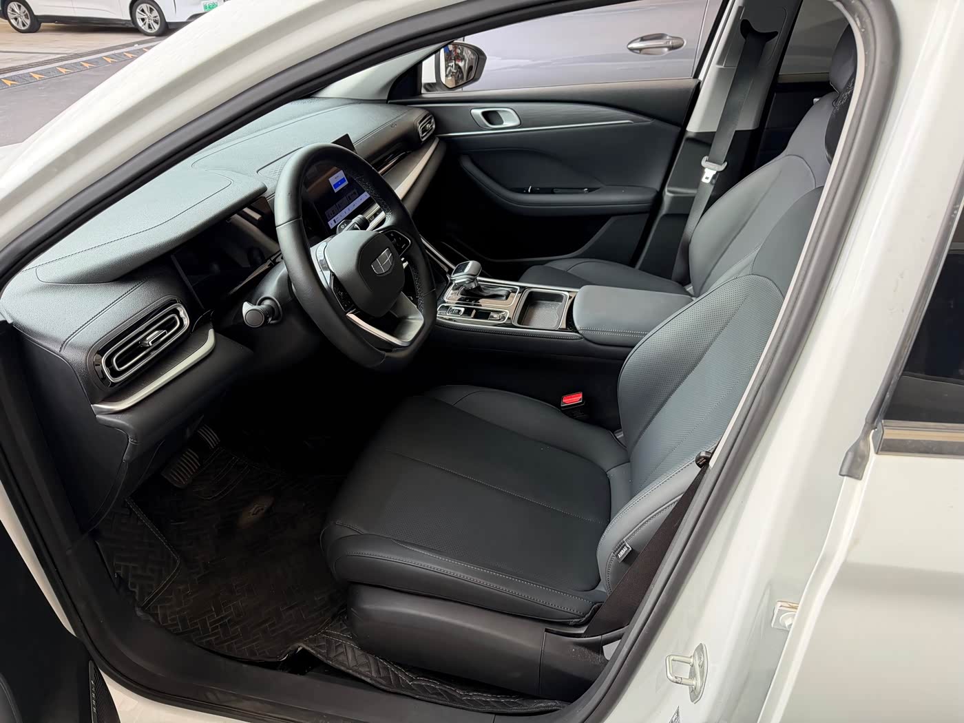 Geely Emgrand 1.5 л 2026 г. Белый, пробег 16000 км