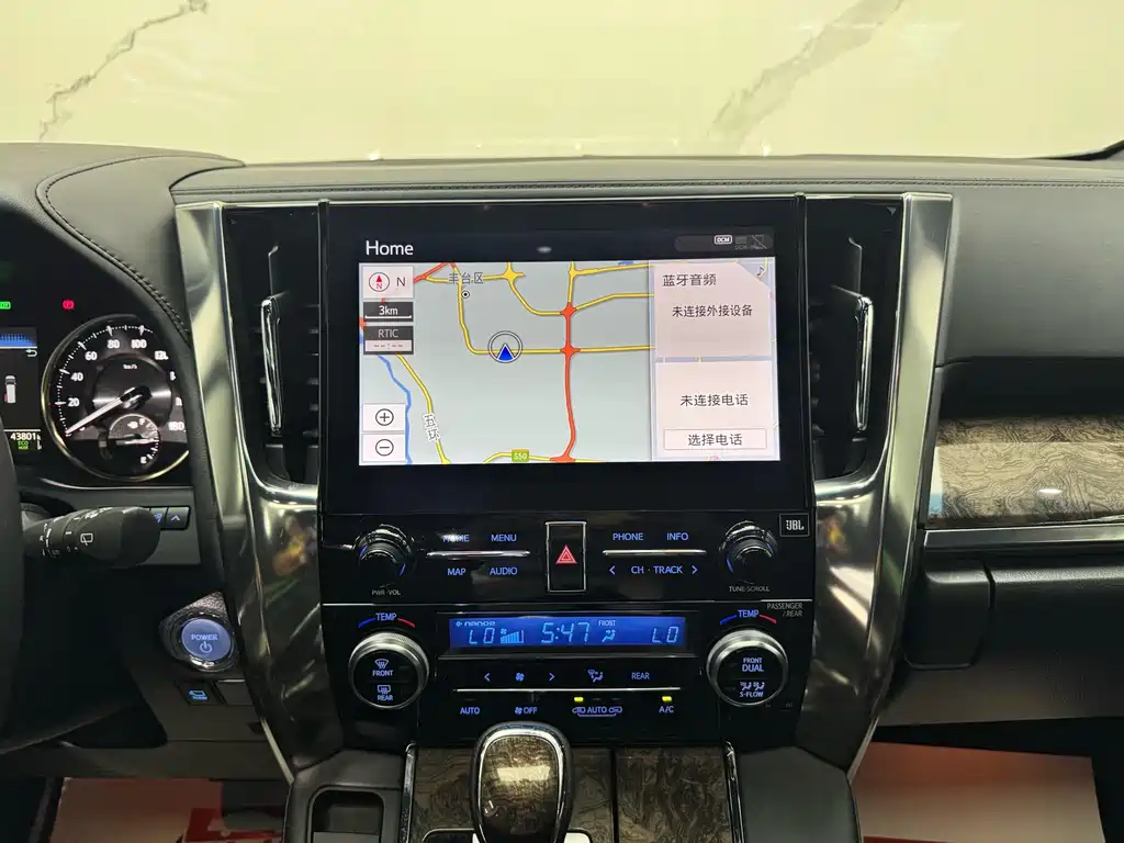 Toyota Alphard — миниатюра 11