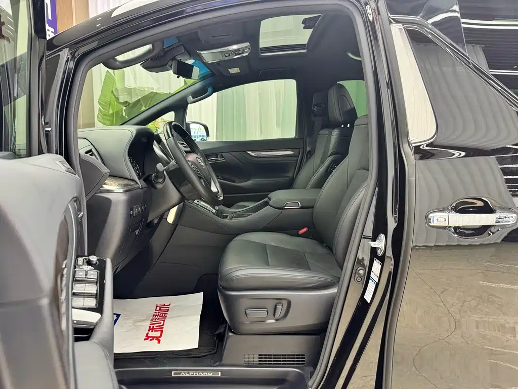 Toyota Alphard — миниатюра 7