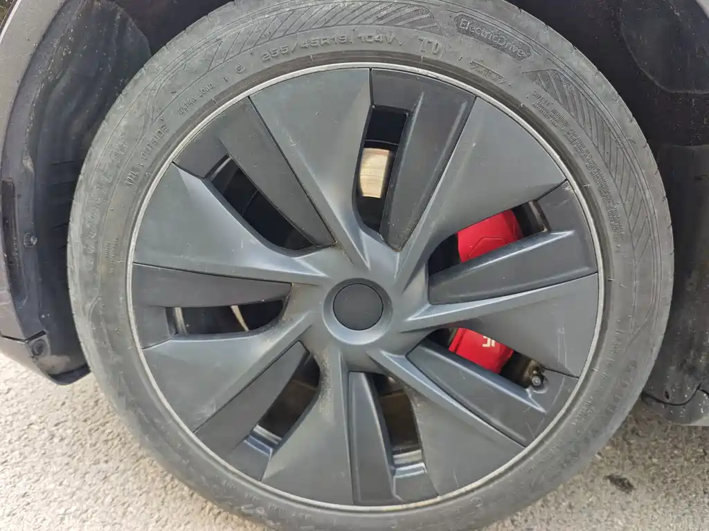 Tesla Model Y — миниатюра 10