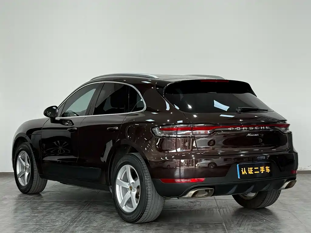 PORSCHE MACAN