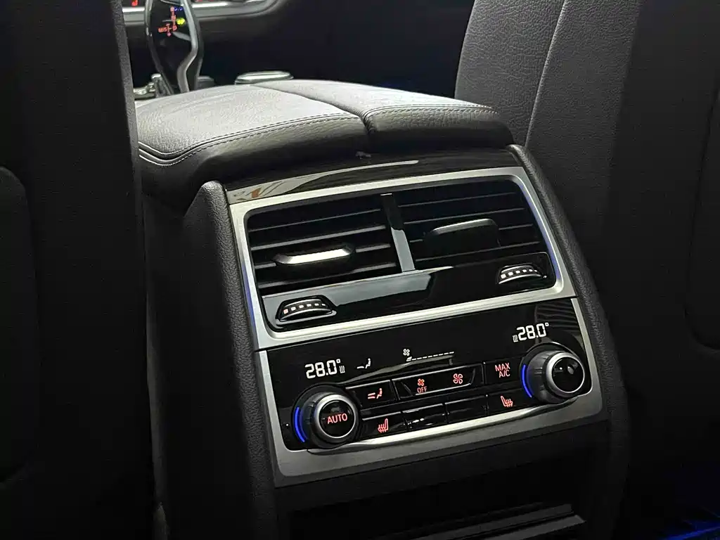 BMW 7 Series — миниатюра 26