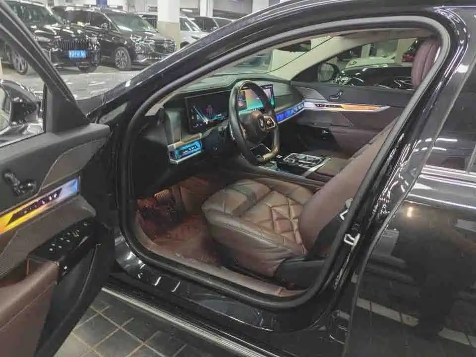 BMW 7 Series — миниатюра 3