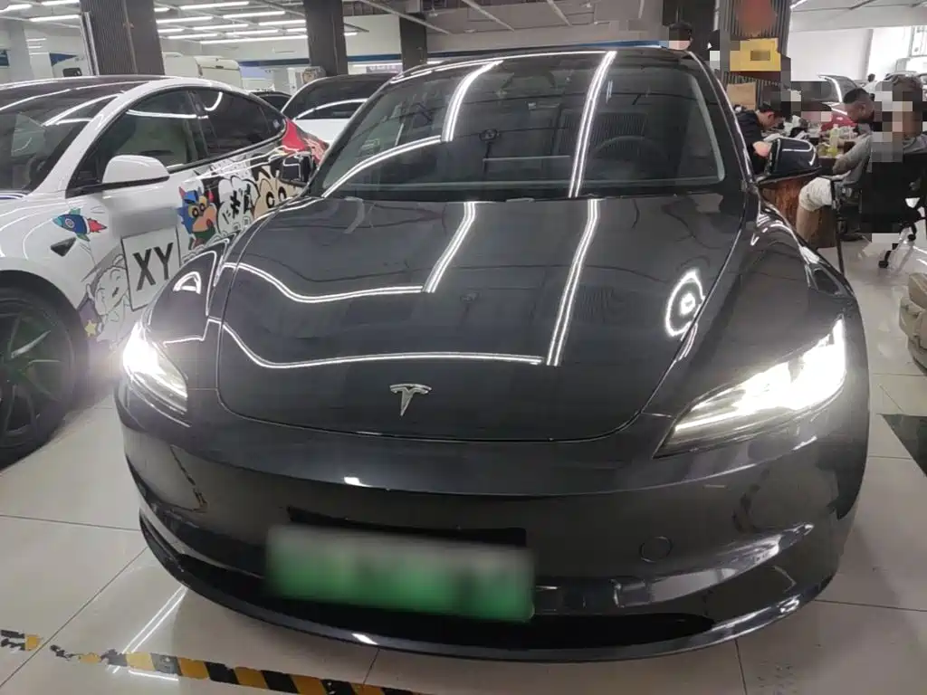 Tesla Model 3 — миниатюра 3