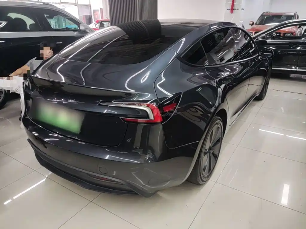 Tesla Model 3 — миниатюра 7