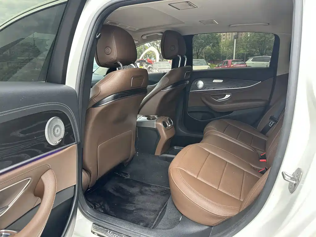 Mercedes-Benz E-Class — миниатюра 8