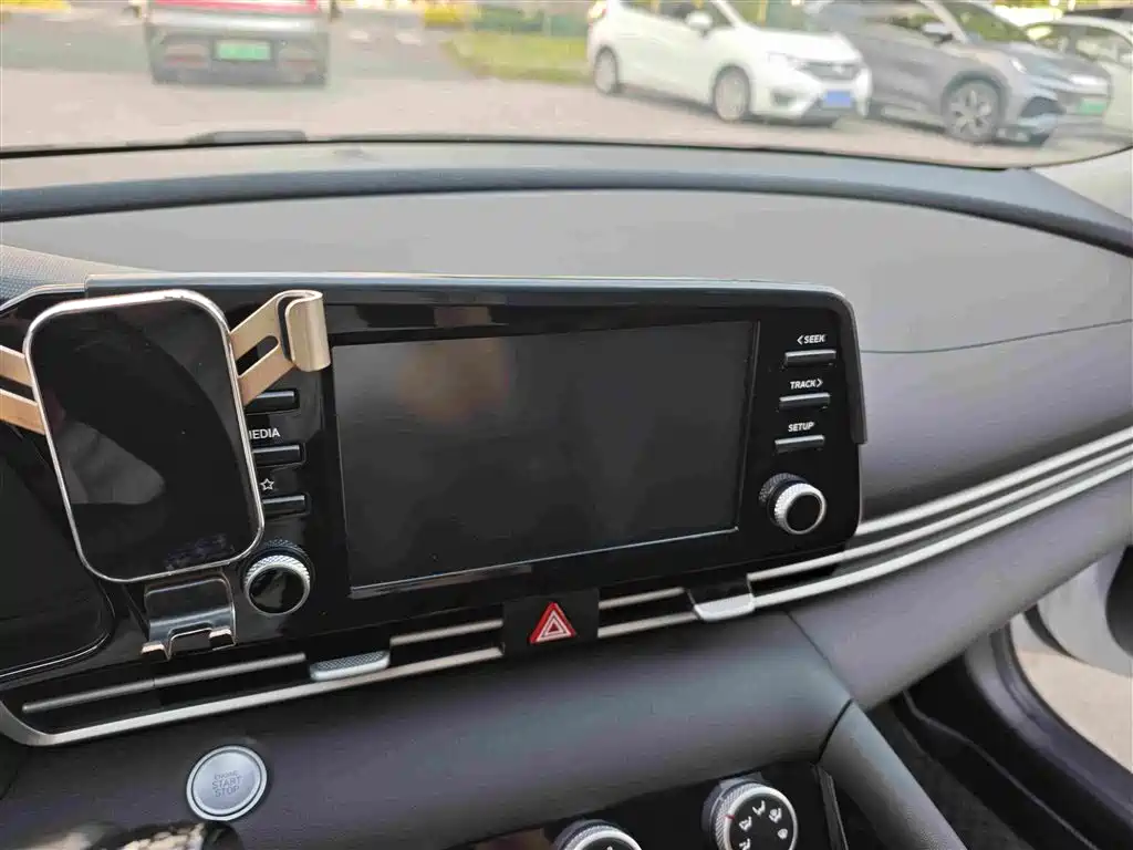 Hyundai Elantra — миниатюра 12