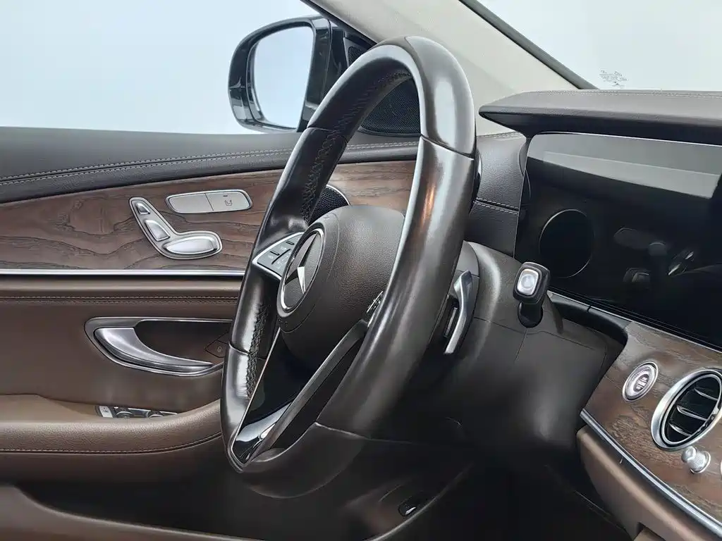 Mercedes-Benz E-Class — миниатюра 22