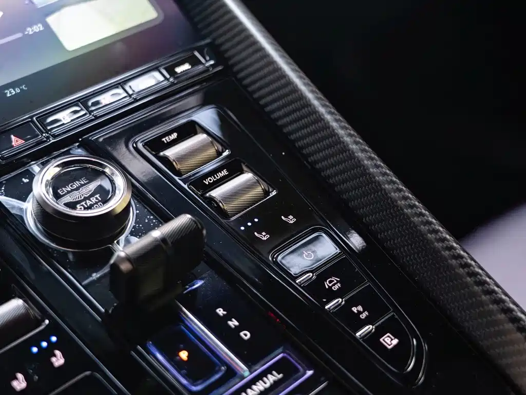 Aston Martin DB12 — миниатюра 17