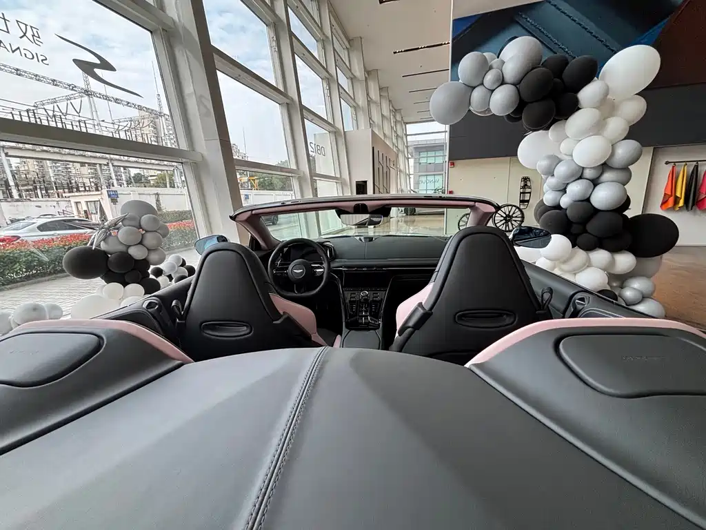 Aston Martin DB12 — миниатюра 8