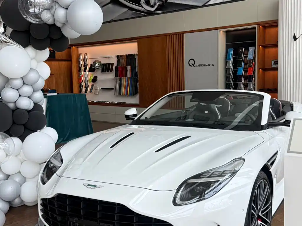 Aston Martin DB12 — миниатюра 10