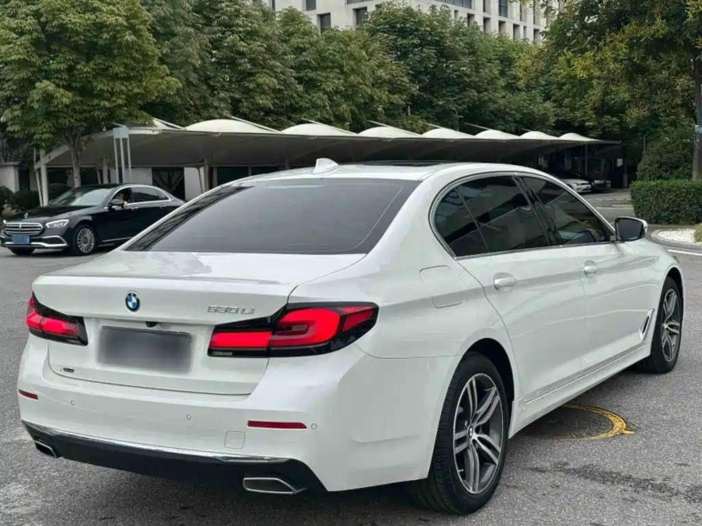 BMW 5 Series — миниатюра 12