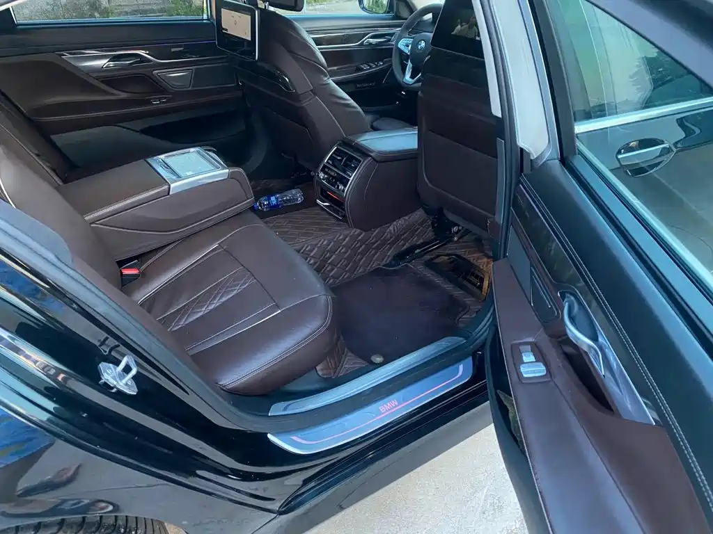 BMW 7 Series — миниатюра 9