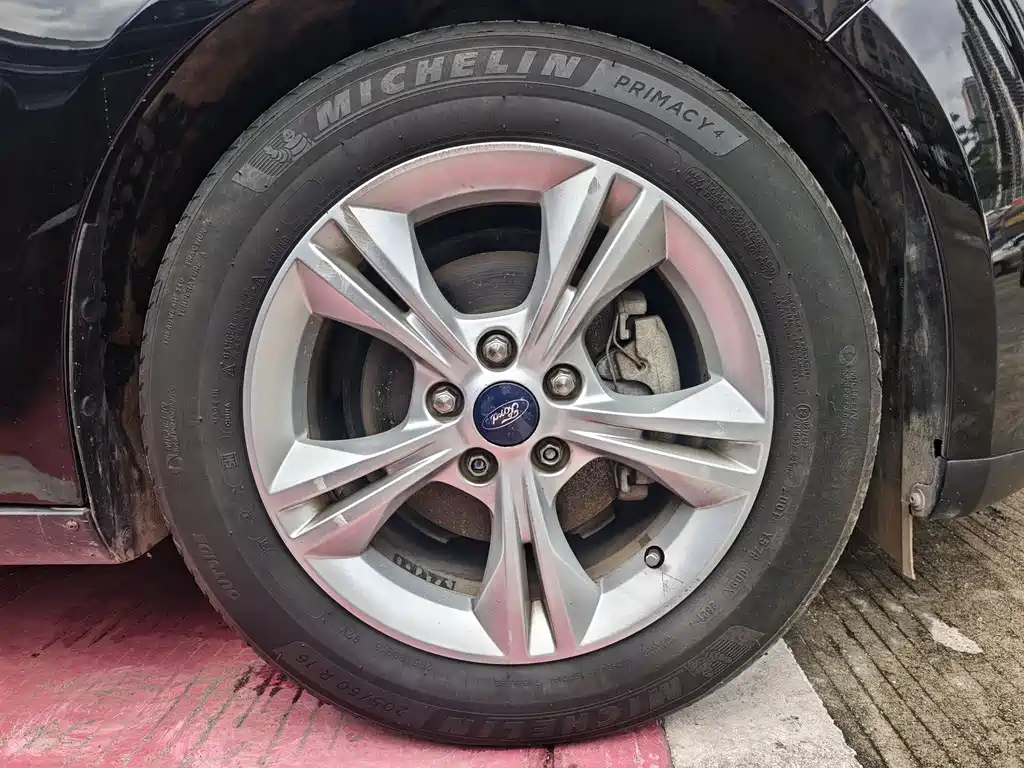 Ford Focus 2012 1.6L AT