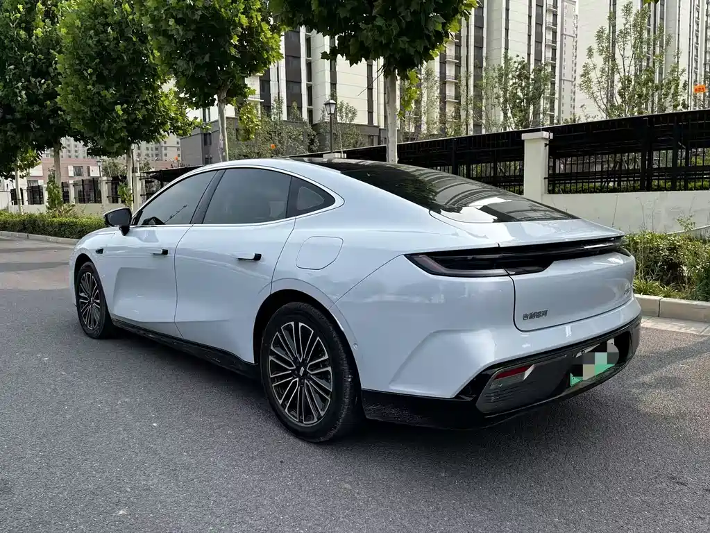Geely Galaxy Galaxy 8 8 2025 130km EM-i Luxury