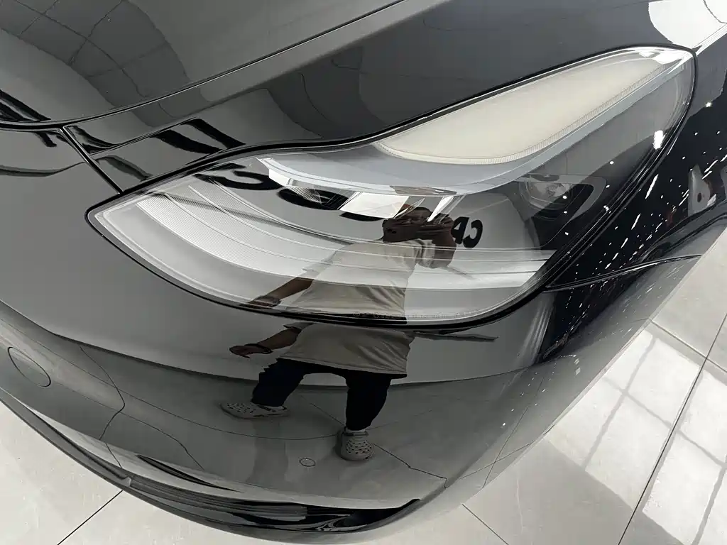 Tesla Model Y — миниатюра 12