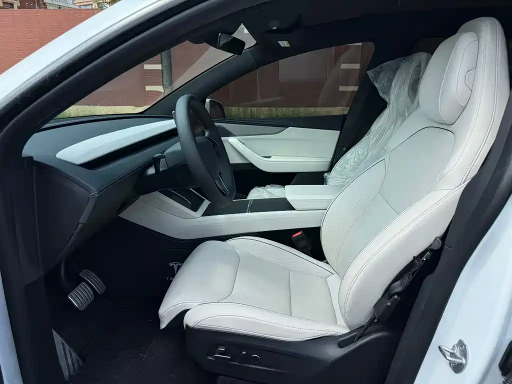 Tesla Model Y L — миниатюра 4