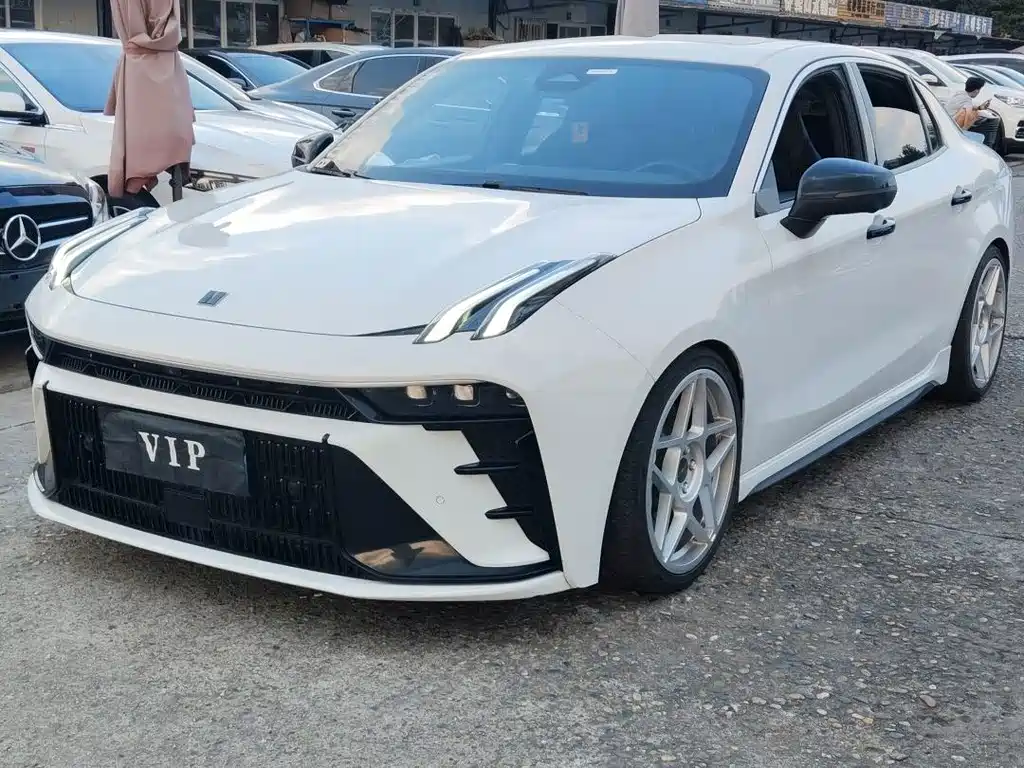 Lynk & Co 03