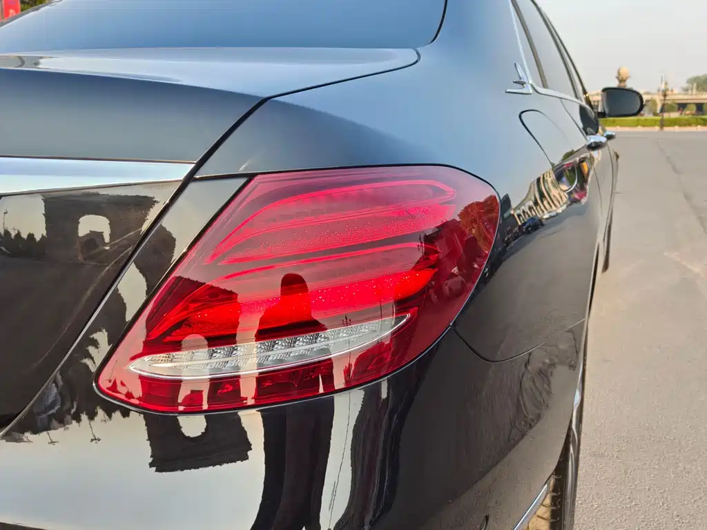Mercedes-Benz E-Class — миниатюра 9