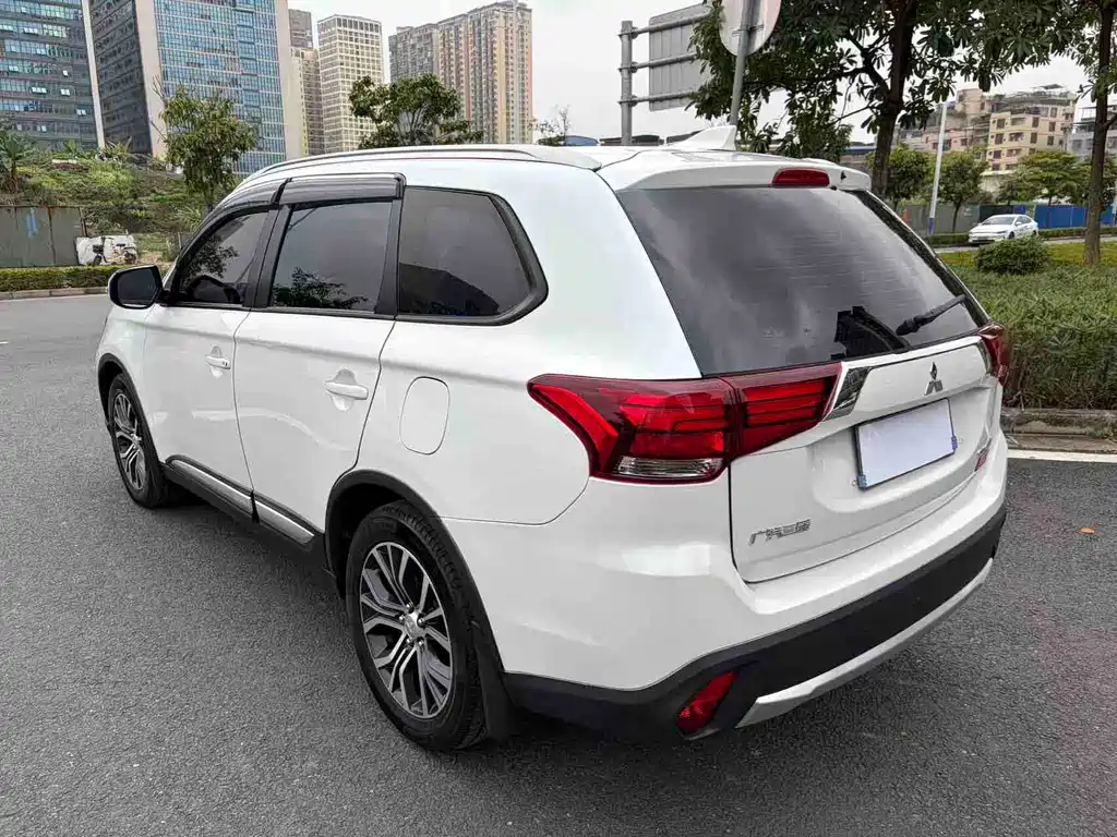 MITSUBISHI OUTLANDER