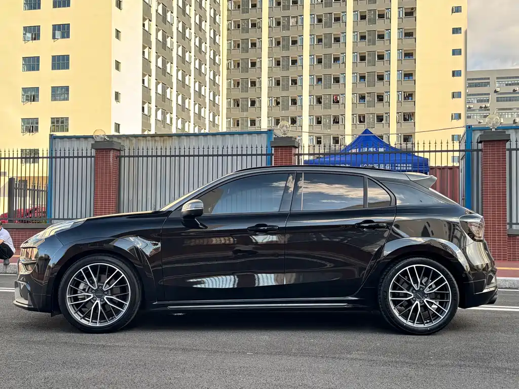 Lynk & Co 02 Hatchback — миниатюра 4